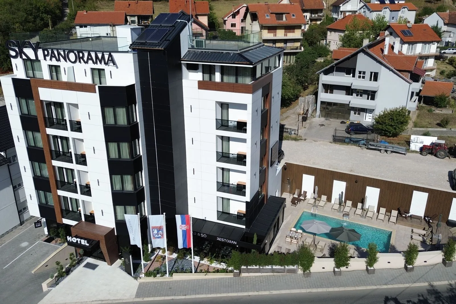 Hotel Sky Panorama i okolne kuće iz vazduha