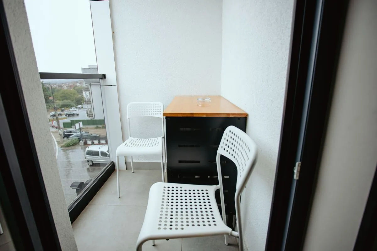 Balkon sa stolom i dve stolice