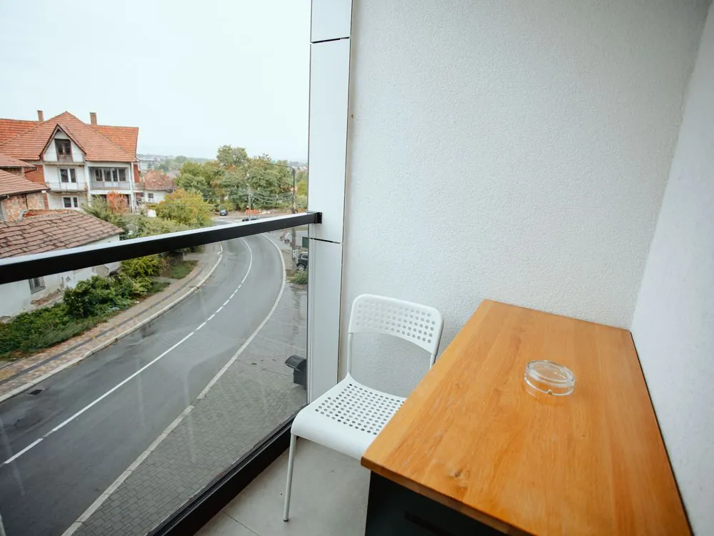 Balkon studija sa stolom i stolicom