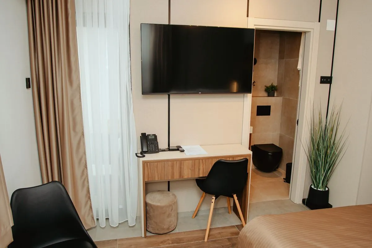 Radni sto, televizor i krevet u studiju