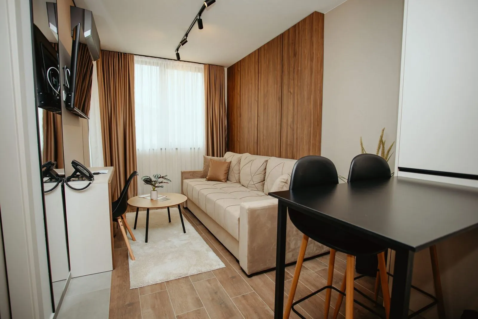 Standard apartman, trosed i trpezarijski sto