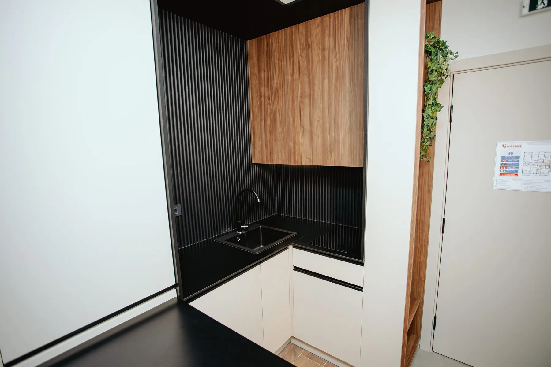 Kuhinja apartmana, pogled ka ulazu