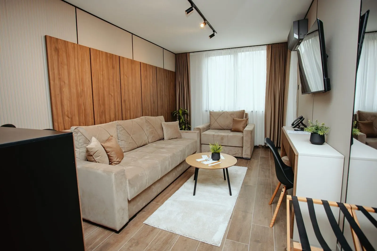 Dnevni boravak superior apartmana, trosed, fotelja i televizor na pokretnom nosaču
