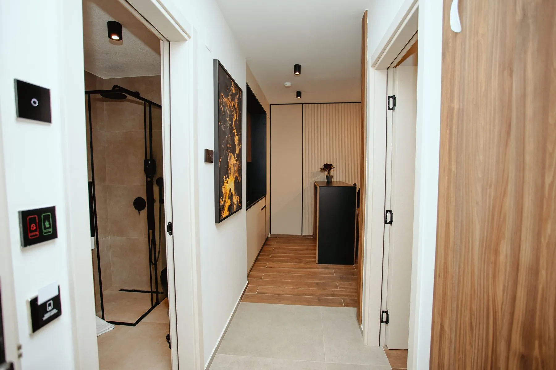 Hodnik apartmana sa garderoberom i ulazom u kupatilo