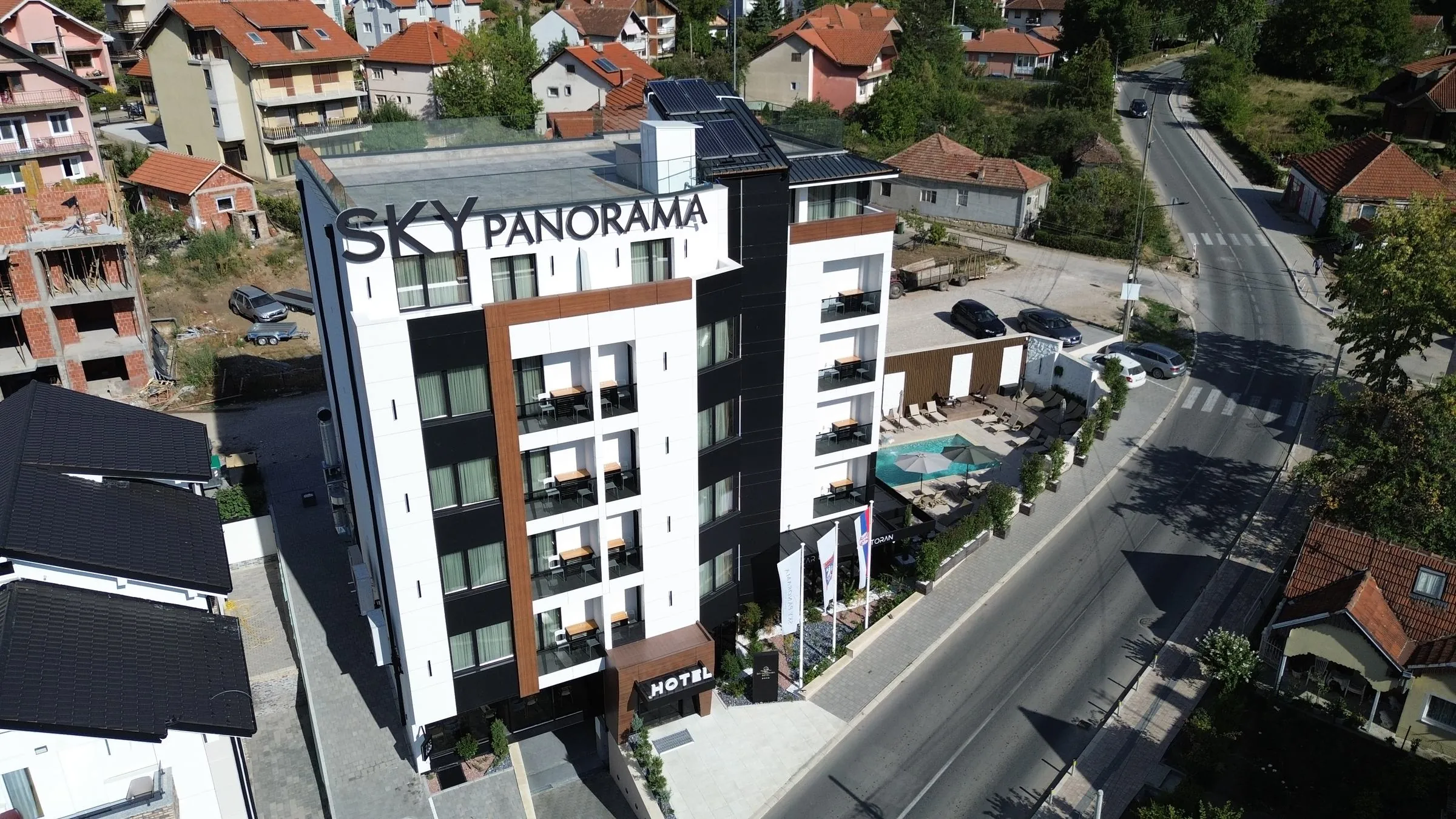 Hotel Sky Panorama iz vazduha, sa ulicom ispred ulaza