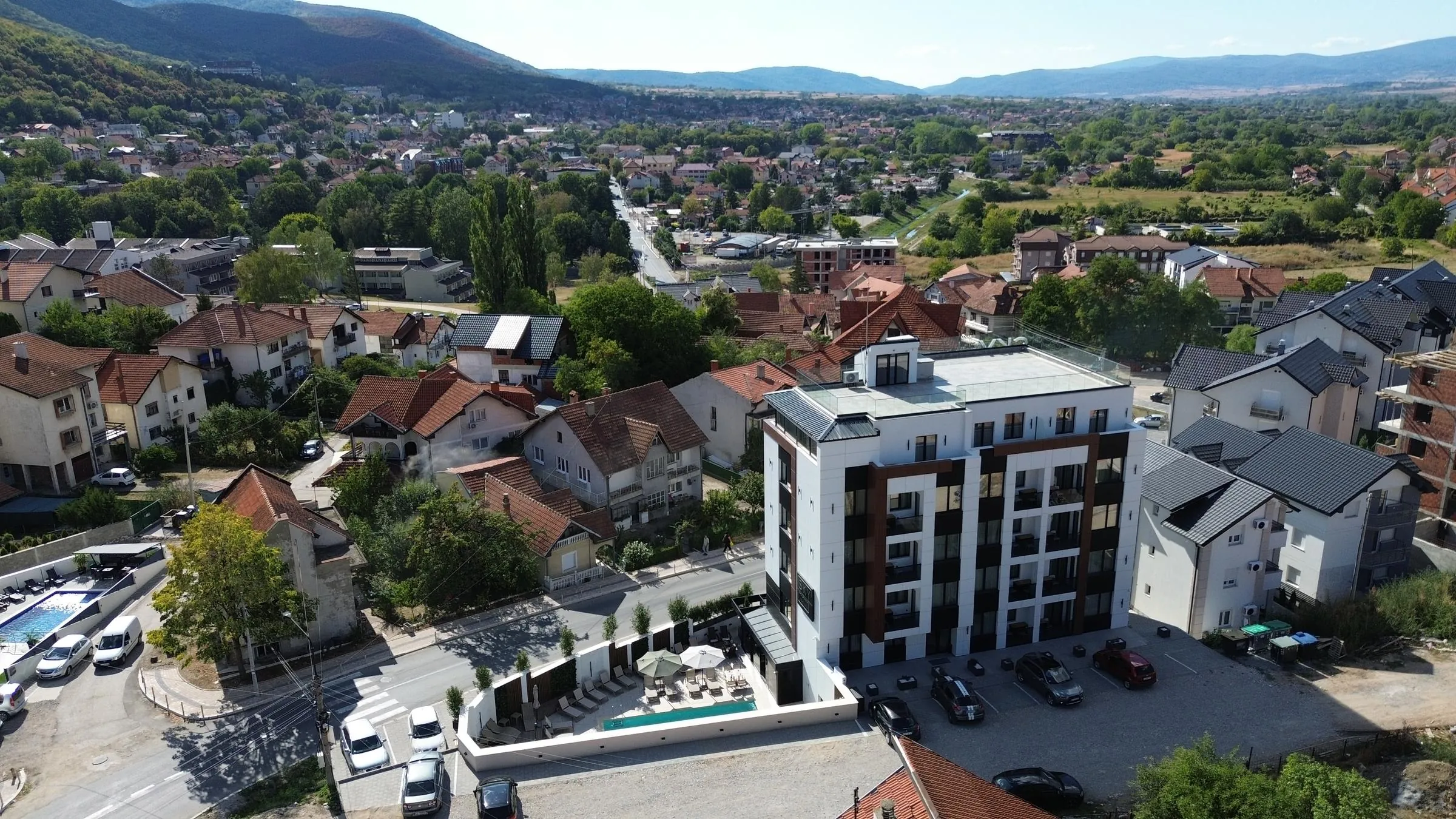 Krovovi Sokobanje i planine iznad grada, snimak iz vazduha