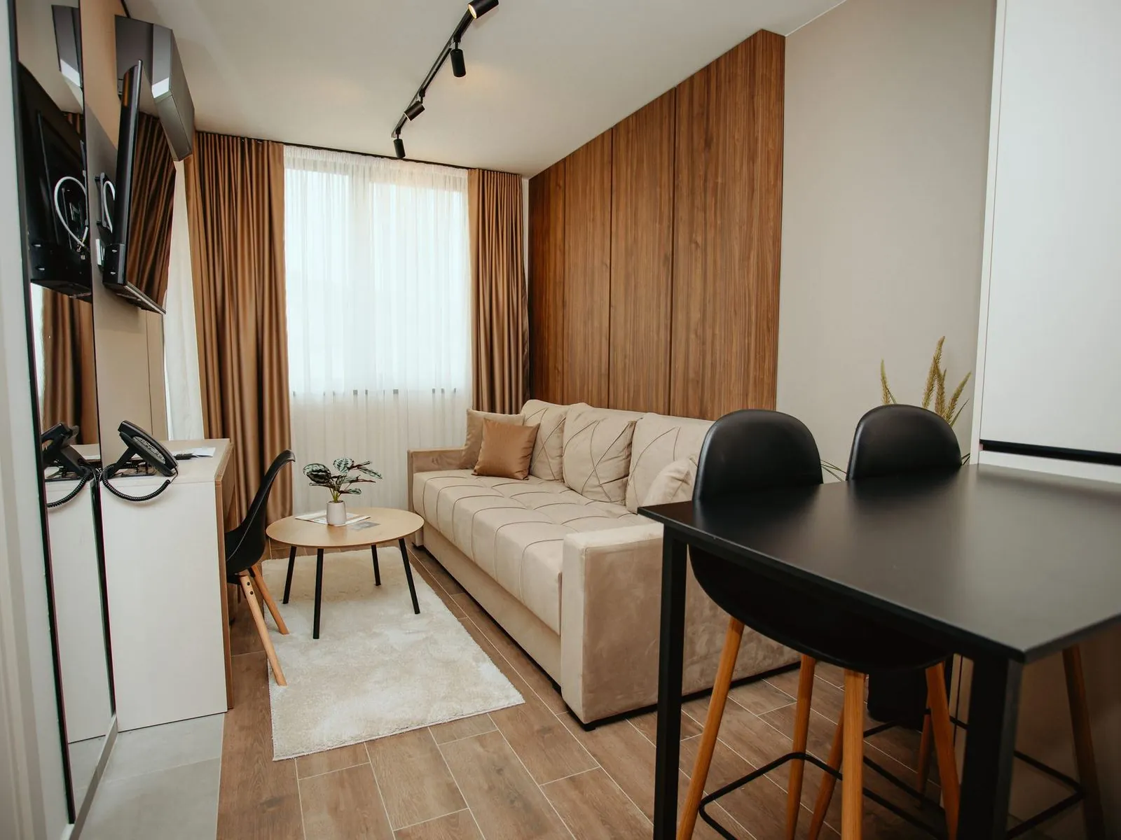 Standard apartman sa trosedom, trpezarijskim stolom i kuhinjom