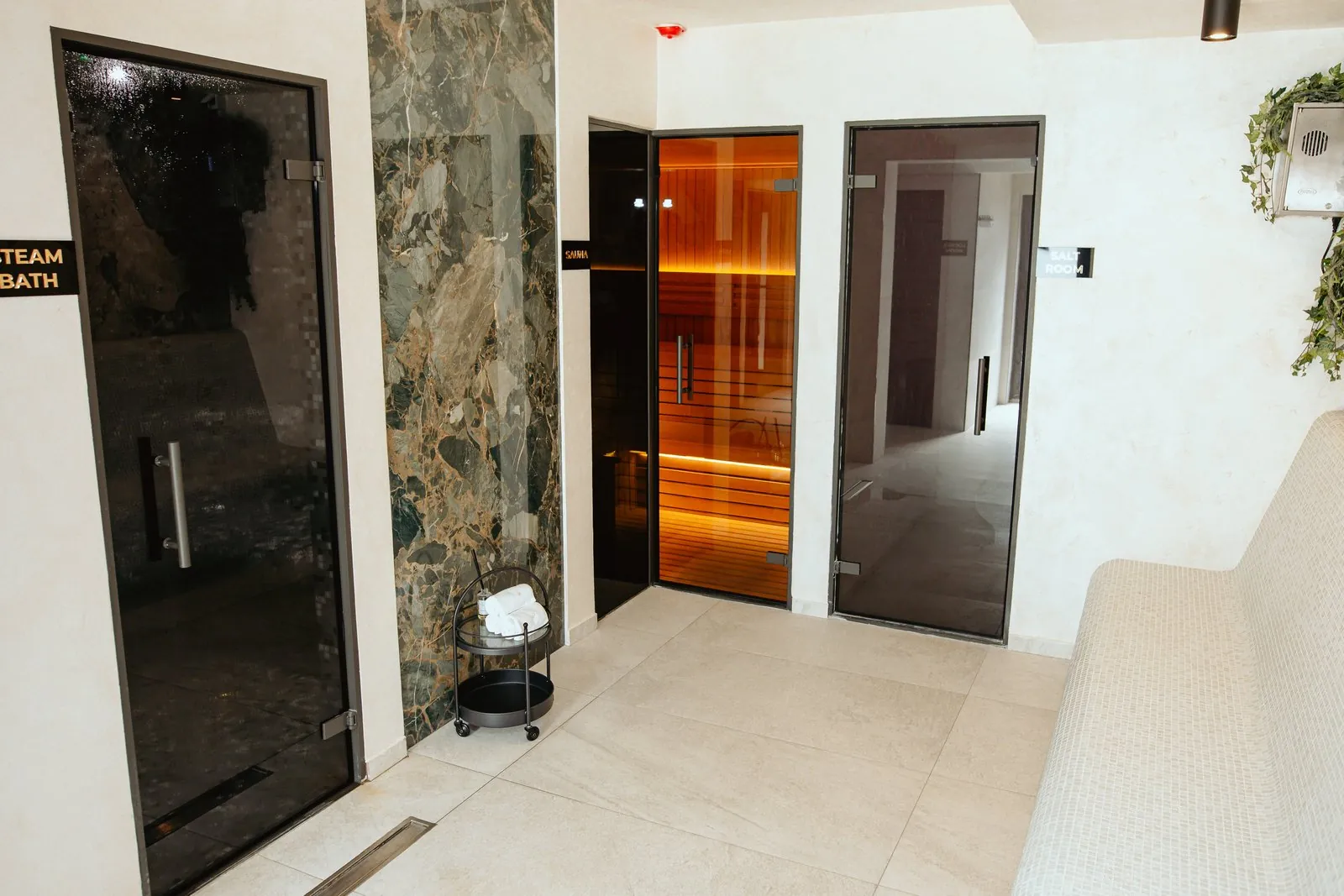Hodnik spa zone sa vratima parnog kupatila i saune i toplom klupom