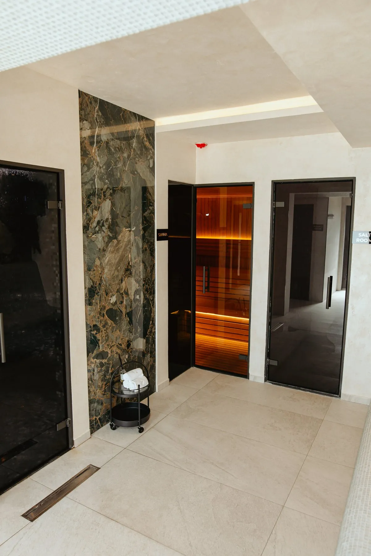 Vrata parnog kupatila, saune i slane sobe u hodniku spa zone