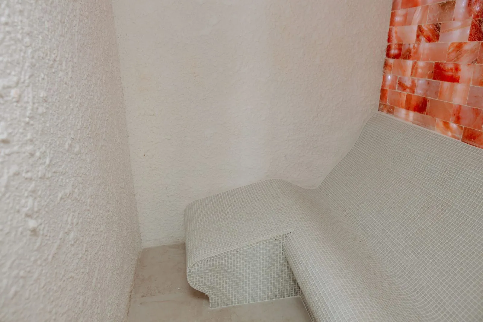 Slana soba sa zidom od kamene soli