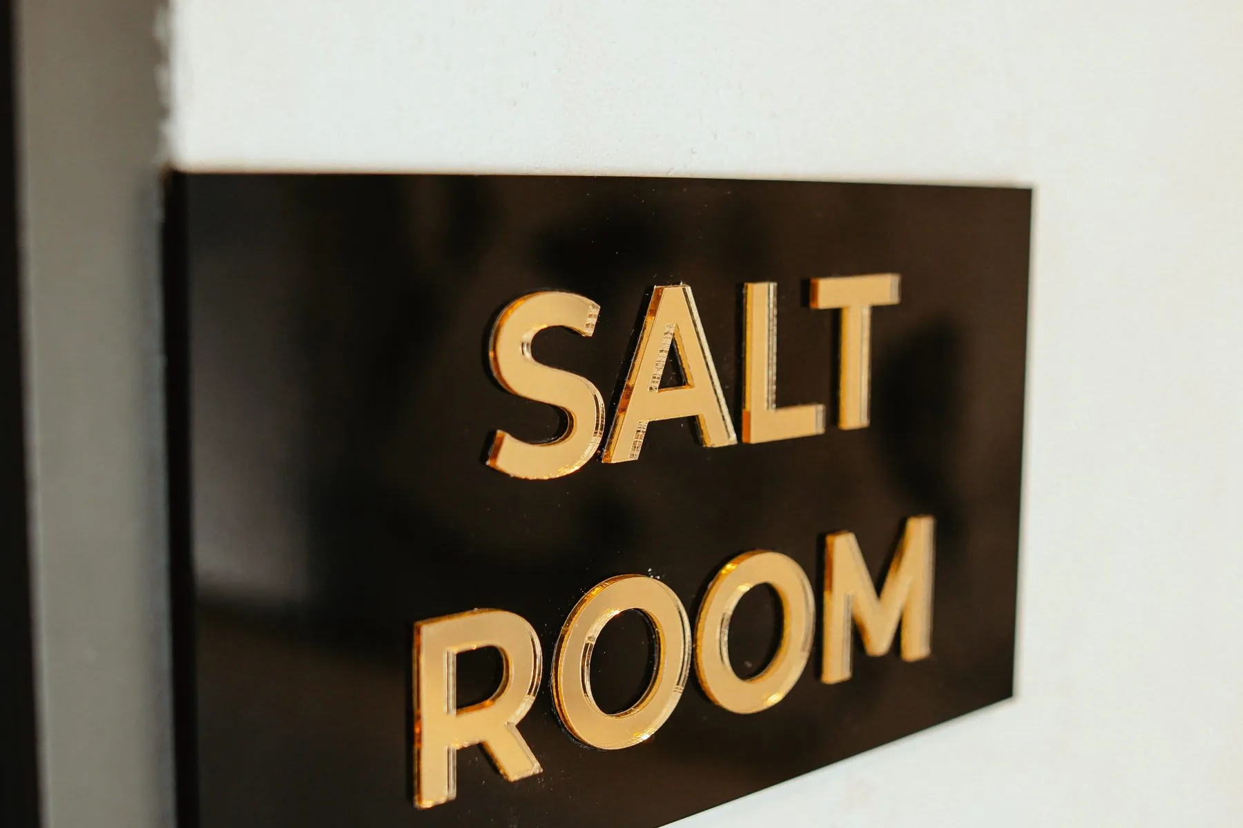 Natpis Salt Room na zidu