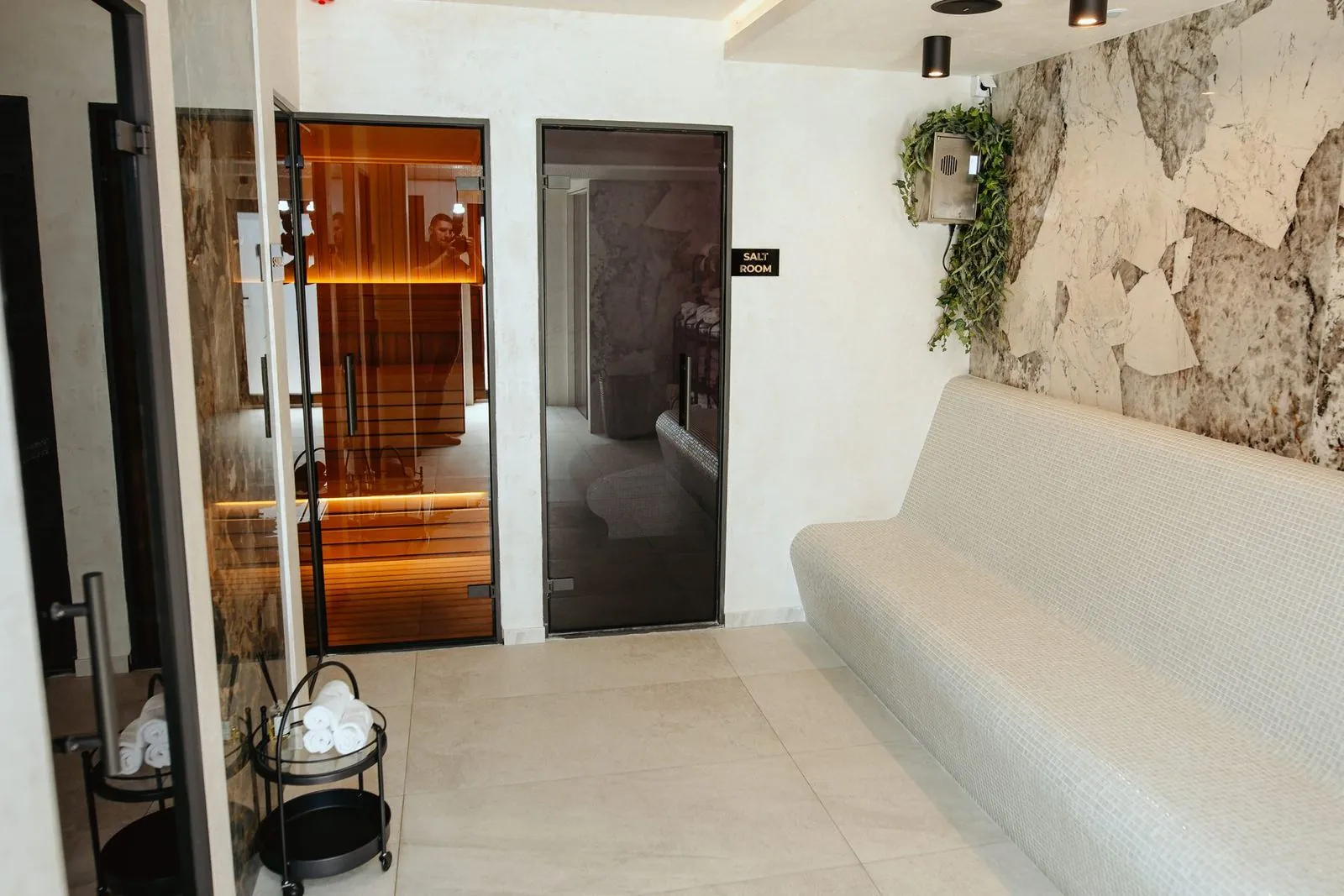 Hodnik spa zone sa vratima saune
