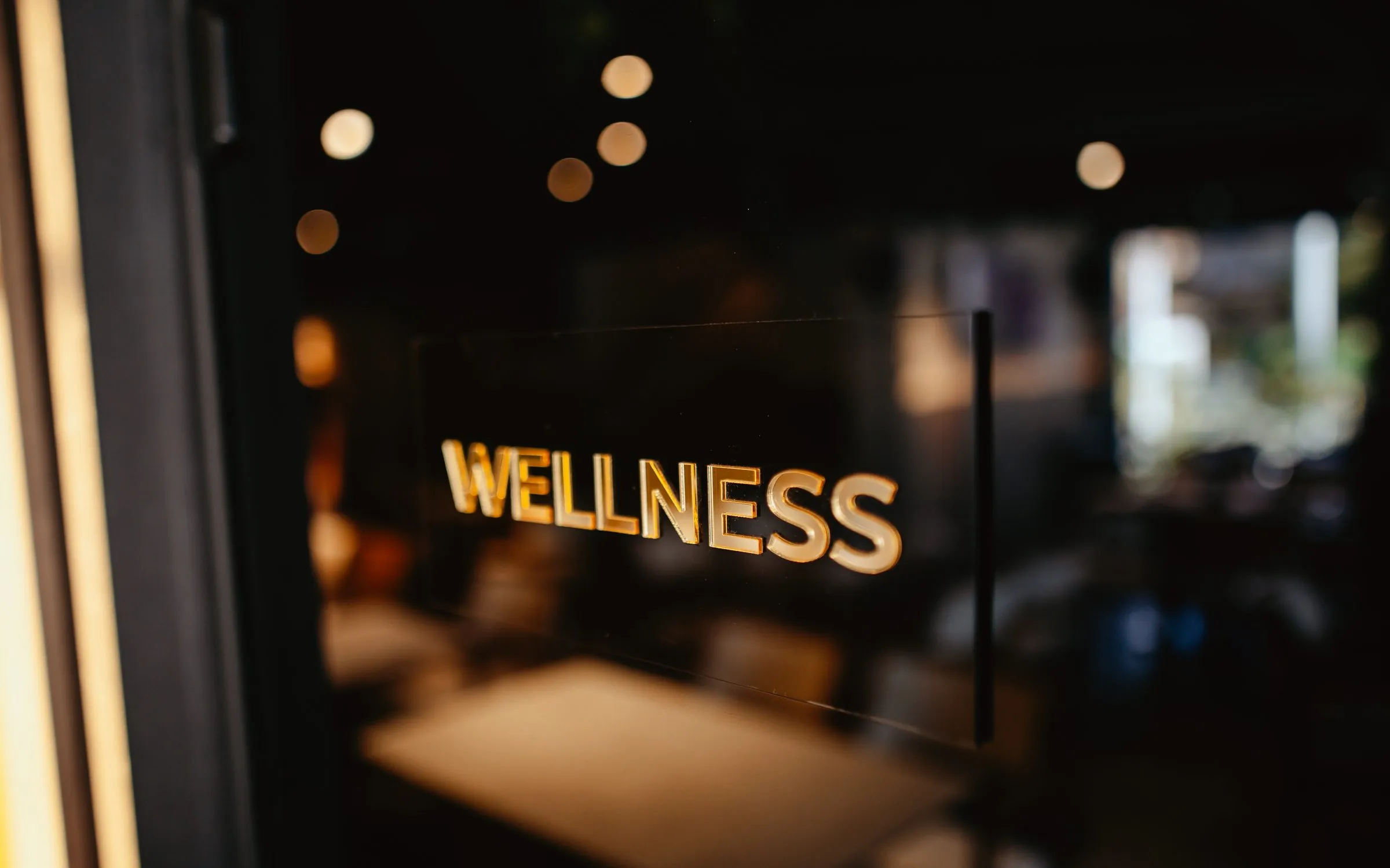 Osvetljen natpis Wellness na ulazu u spa zonu