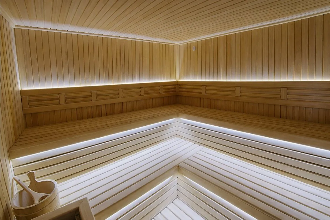 Sauna sa drvenim klupama i LED osvetljenjem