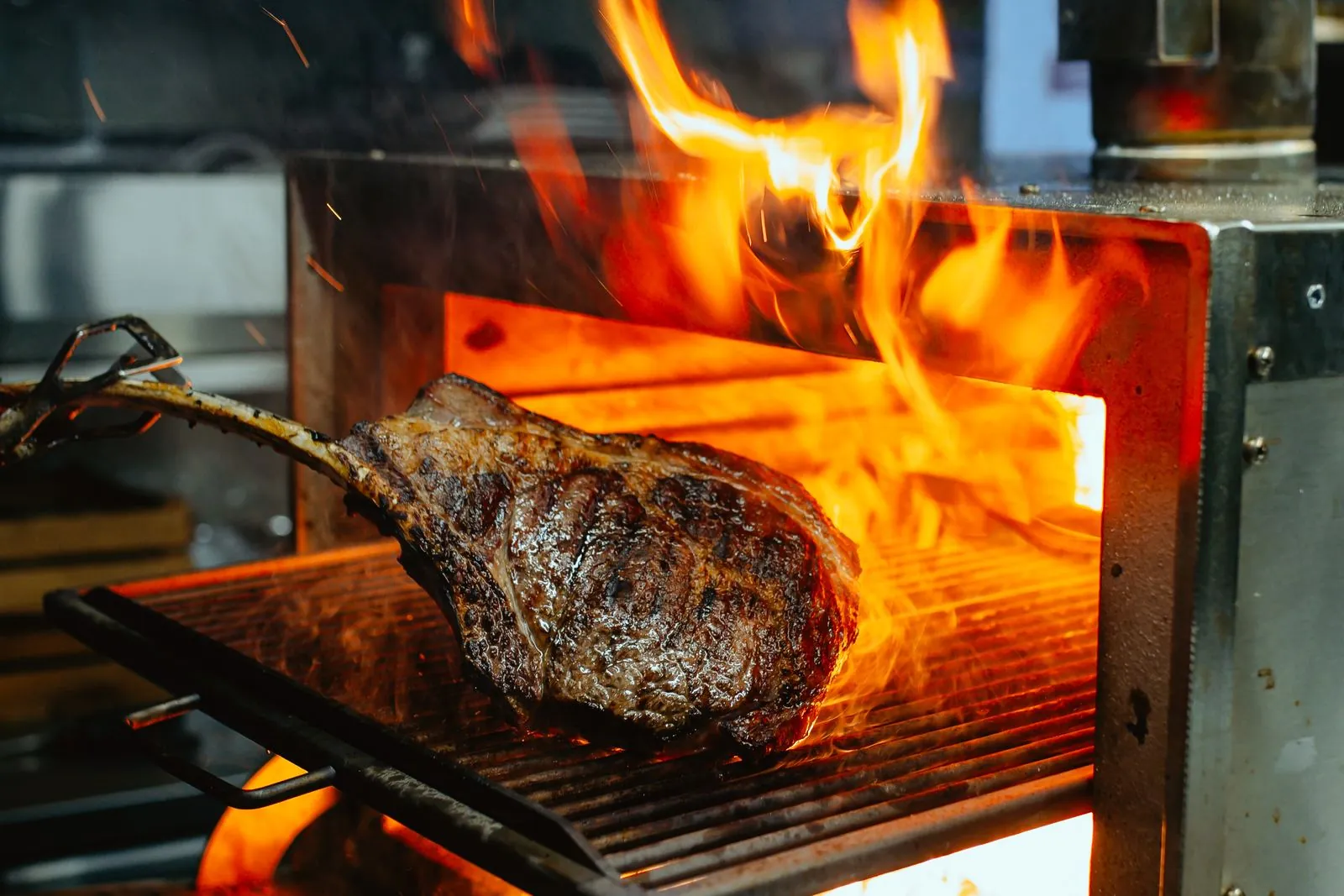 Tomahavk biftek u Josper peći, nad plamenom drvenog uglja