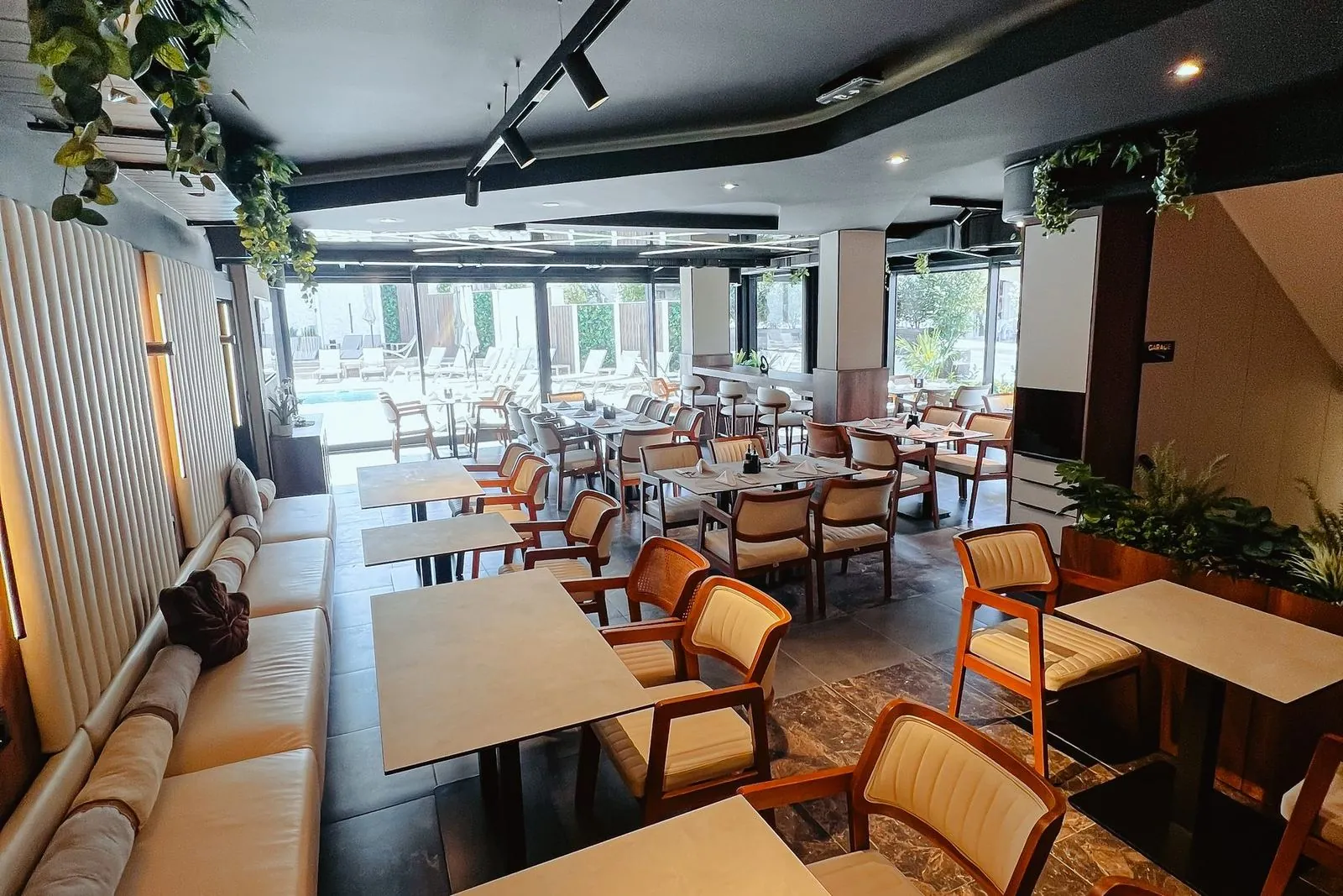 Lounge deo sale sa klupom i stolovima