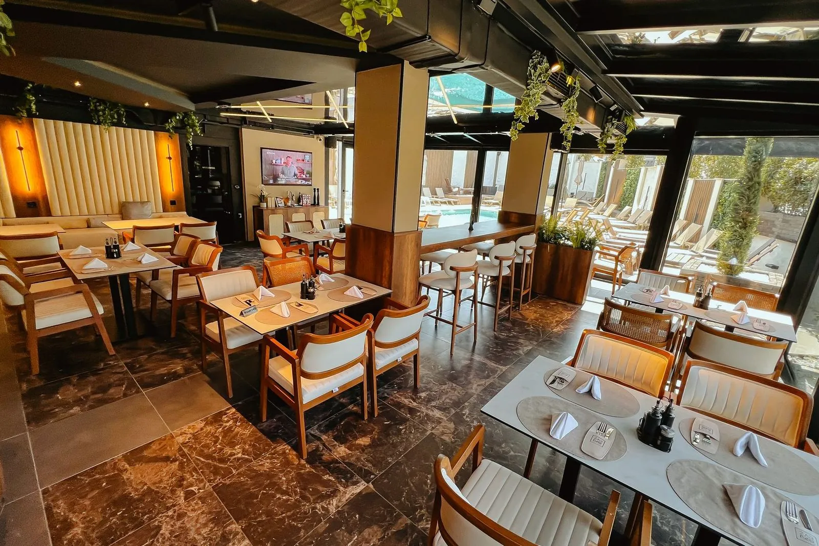 Sala restorana Žar&So, bar i pogled na bazen