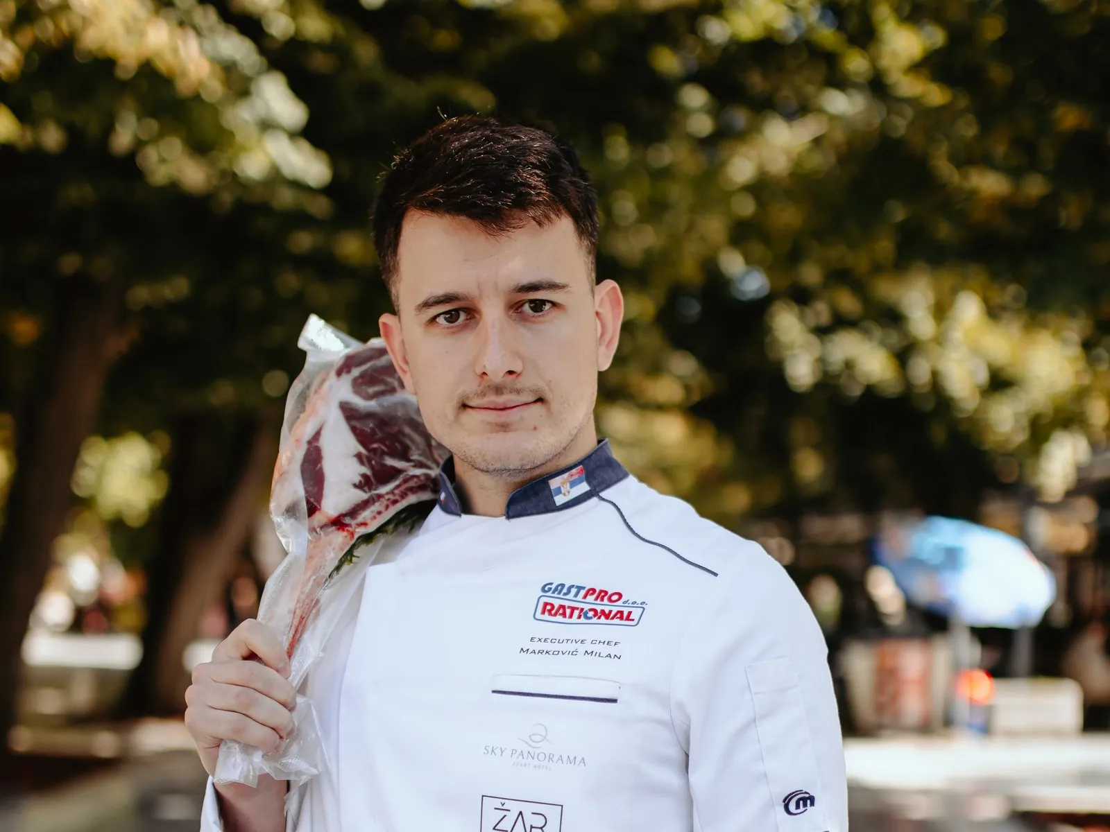Executive chef Milan Marković sa tomahavk biftekom na ramenu