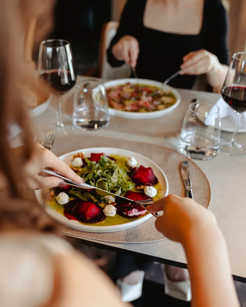 Salata od cvekle sa rukolom i sirom, za stolom sa gošćama