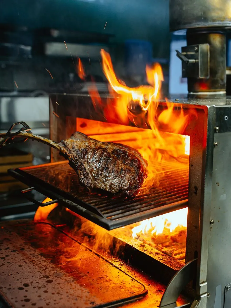 Tomahavk biftek u Josper peći, nad plamenom drvenog uglja